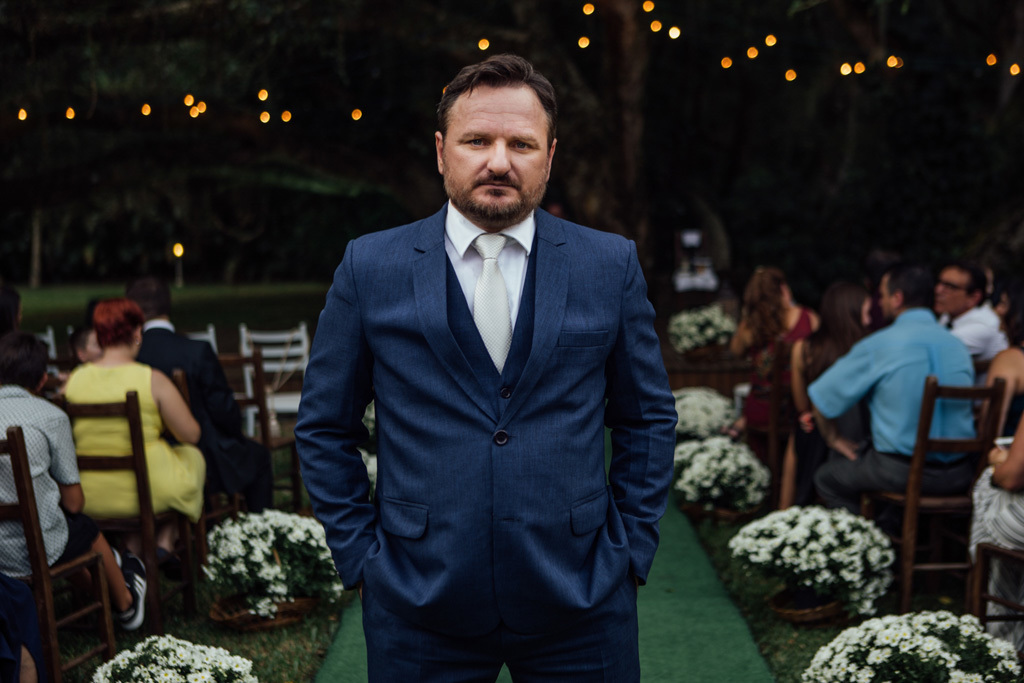 fotógrafo de casamento em cachoeirinha e porto alegre fotografia posada do noivo no local da cerimônia de casamento