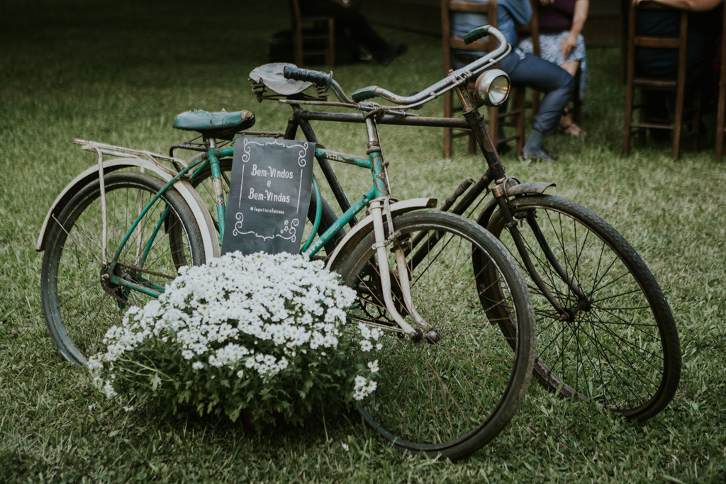 fotógrafo de casamento em cachoeirinha e porto alegre fotografia de duas bicicletas antigas na entrada no local de cerimônia de casamento