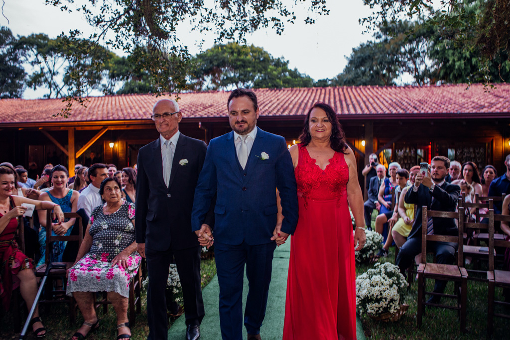 fotógrafo de casamento em cachoeirinha e porto alegre fotografia da entrada do noivo com seus pais