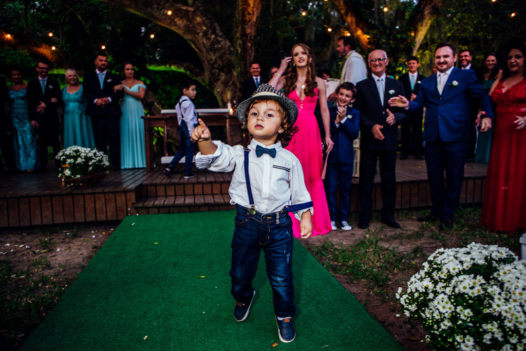 fotógrafo de casamento em cachoeirinha e porto alegre fotografia de um page apontando o dedo