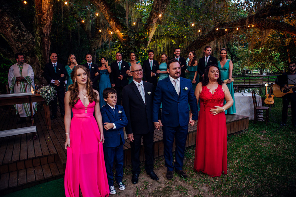 fotógrafo de casamento em cachoeirinha e porto alegre fotografia do noivo com seus pais olhando para a entrada da noiva