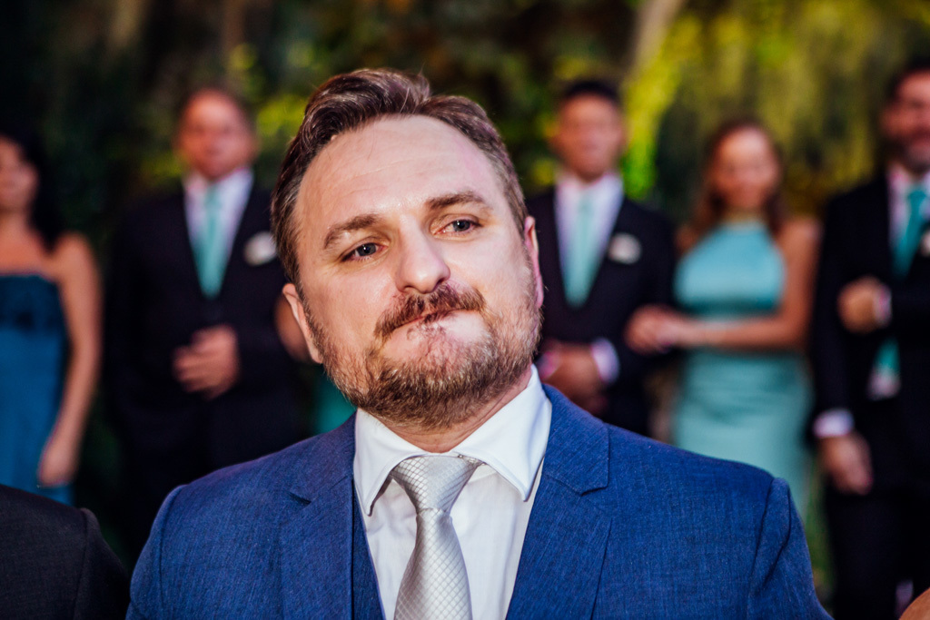 fotógrafo de casamento em cachoeirinha e porto alegre fotografia do noivo emocionado olhando para a entrada da noiva
