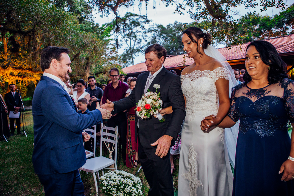 fotógrafo de casamento em cachoeirinha e porto alegre fotografia do noivo cumprimentando o pai da noiva