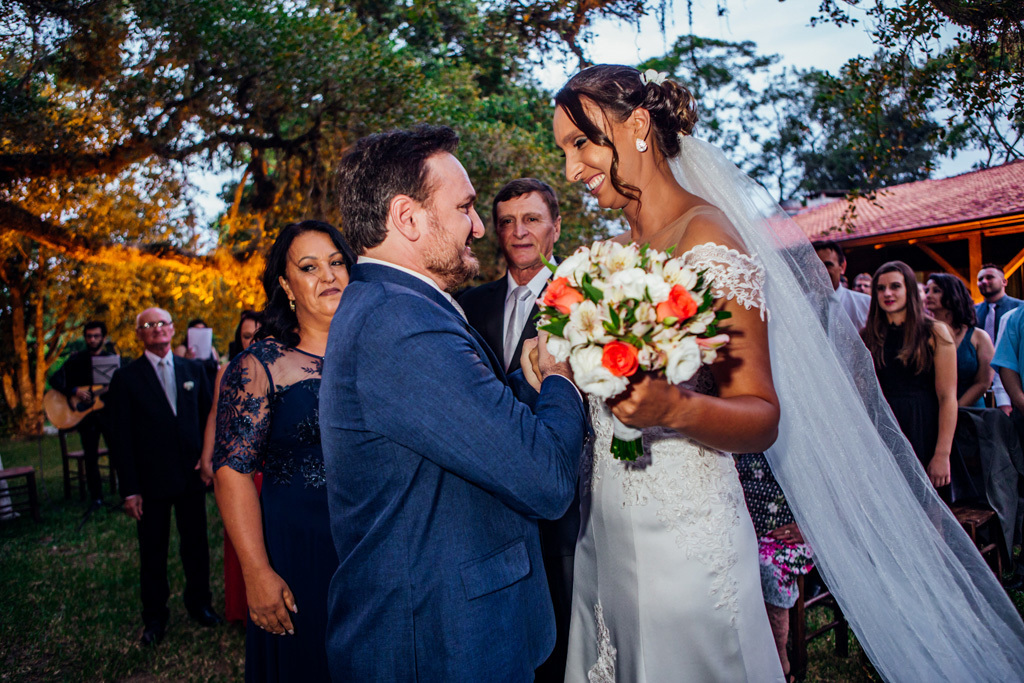 fotógrafo de casamento em cachoeirinha e porto alegre fotografia dos noivos se olhando