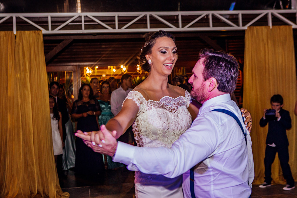 fotógrafo de casamento em cachoeirinha e porto alegre fotografia mostrando a dança dos noivos