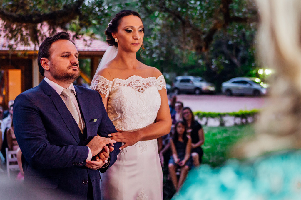 fotógrafo de casamento em cachoeirinha e porto alegre fotografia dos noivos em frente ao altar