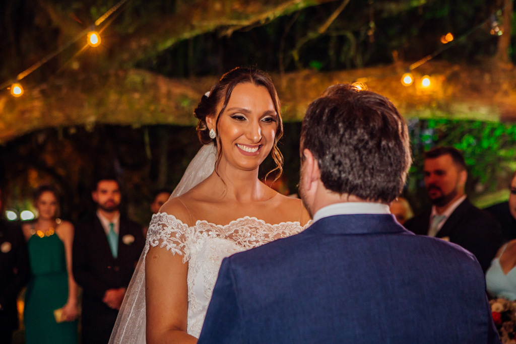 fotógrafo de casamento em cachoeirinha e porto alegre fotografia da noiva sorrindo para o noivo