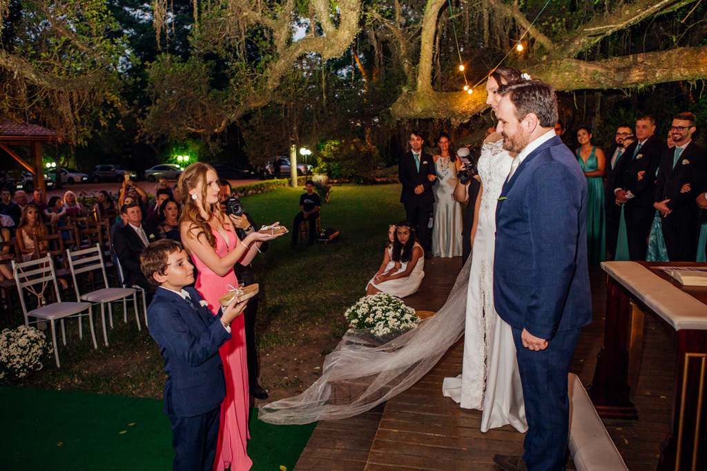 fotógrafo de casamento em cachoeirinha e porto alegre fotografia dos pages entregando as alianças