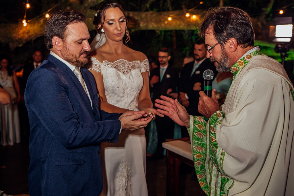 fotógrafo de casamento em cachoeirinha e porto alegre fotografia do celebrante abençoando as alianças
