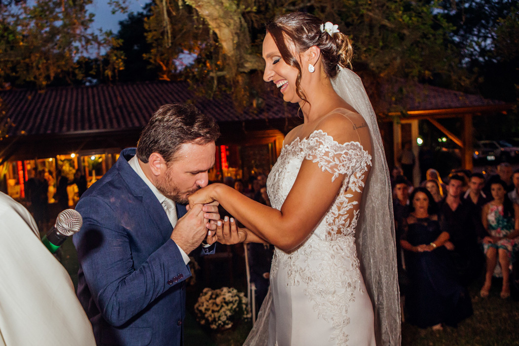 fotógrafo de casamento em cachoeirinha e porto alegre fotografia do noivo beijando a mão da noiva