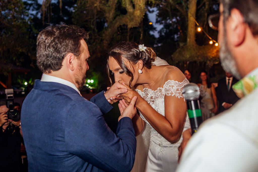 fotógrafo de casamento em cachoeirinha e porto alegre fotografia da noiva beijando a mão do noivo
