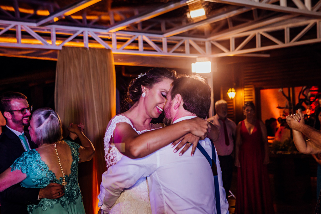 fotógrafo de casamento em cachoeirinha e porto alegre fotografia da noiva fazendo carinho no noivo