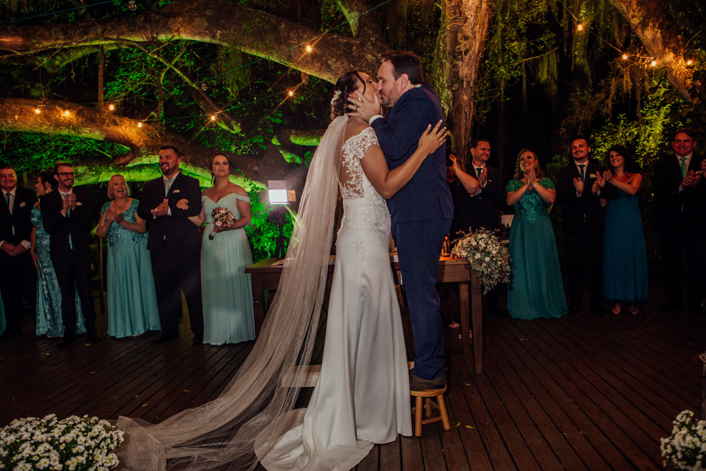 fotógrafo de casamento em cachoeirinha e porto alegre fotografia dos noivos se beijando