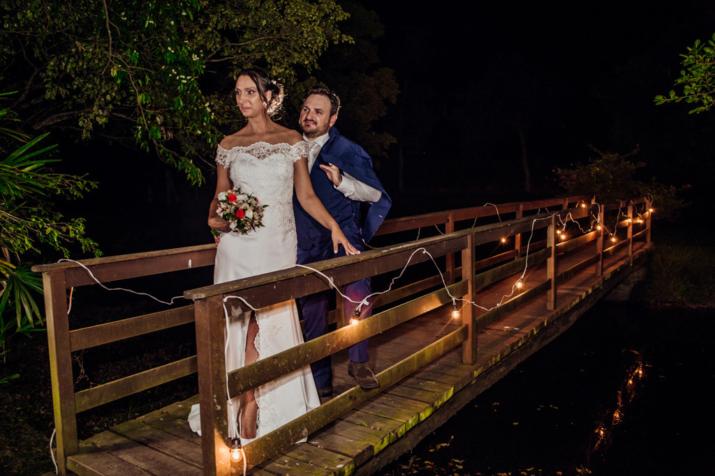 fotógrafo de casamento em cachoeirinha e porto alegre fotografia dos noivos numa ponte