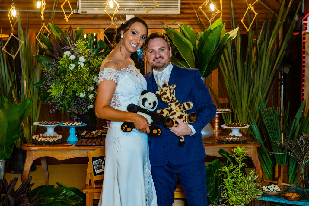 fotógrafo de casamento em cachoeirinha e porto alegre fotografia dos noivos com seus mascotes urso panda e da girafa