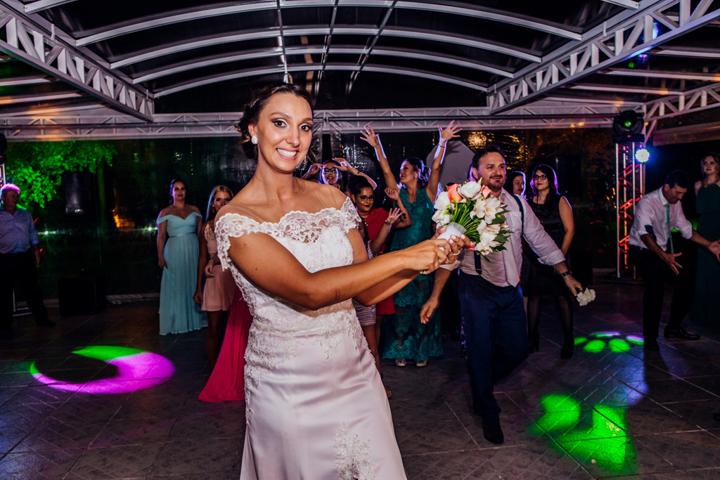 fotógrafo de casamento em cachoeirinha e porto alegre fotografia da noiva se preparando para jogar o bouquet