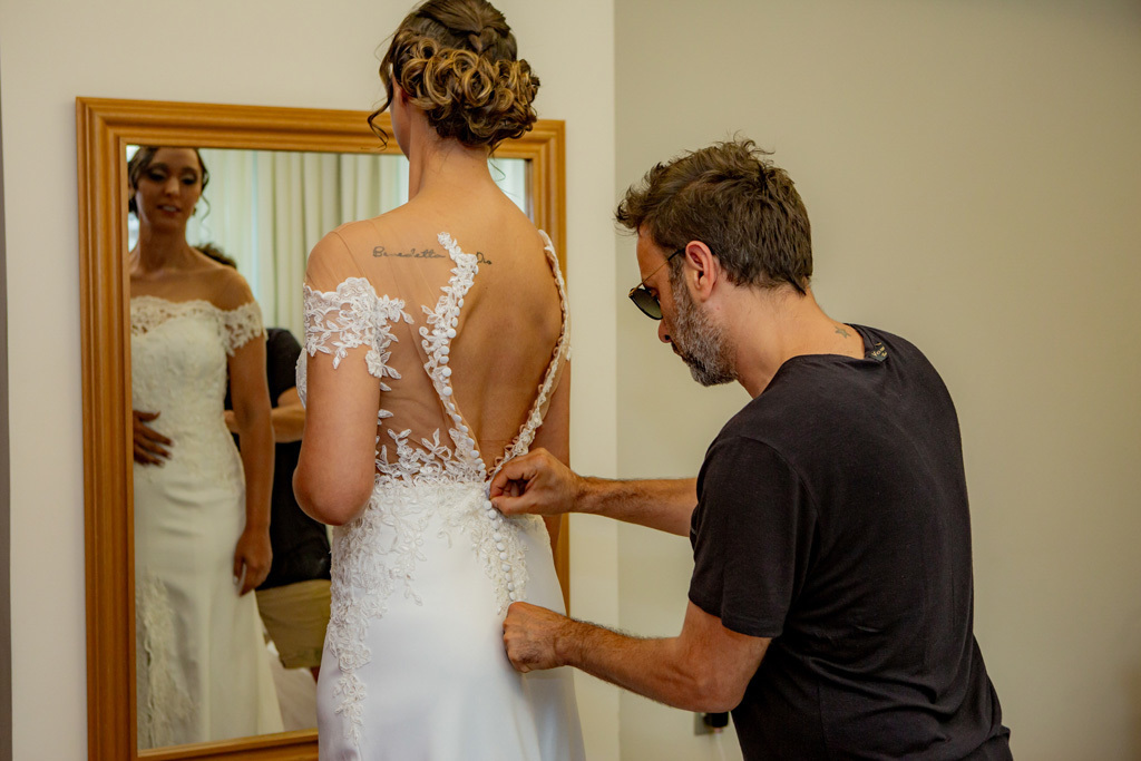 fotógrafo de casamento em cachoeirinha e porto alegre fotografia noiva colocando o vestido