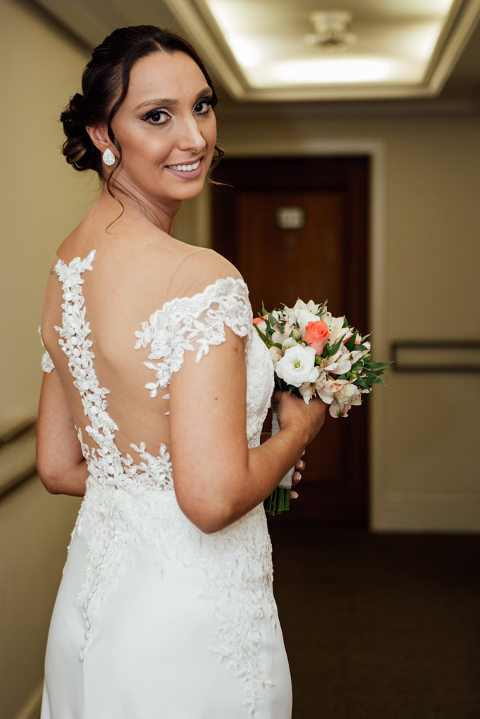 fotógrafo de casamento em cachoeirinha e porto alegre fotografia da noiva pronta com o bouquet