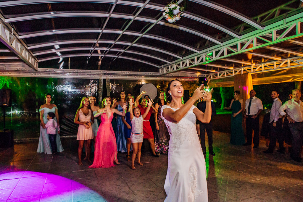 fotógrafo de casamento em cachoeirinha e porto alegre fotografia da noiva jogando o bouquet