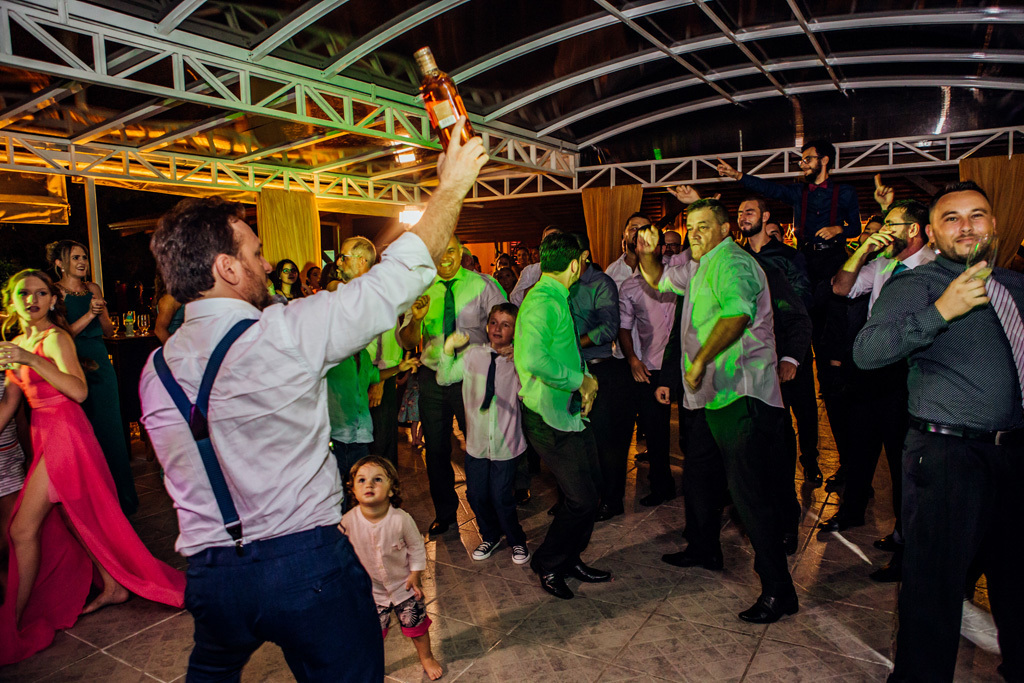 fotógrafo de casamento em cachoeirinha e porto alegre fotografia do noivo se preparando para jogar uma caixa de wisky