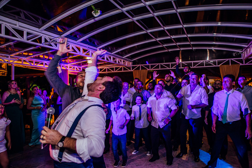 fotógrafo de casamento em cachoeirinha e porto alegre fotografia noivo jogando a caixa de wisky