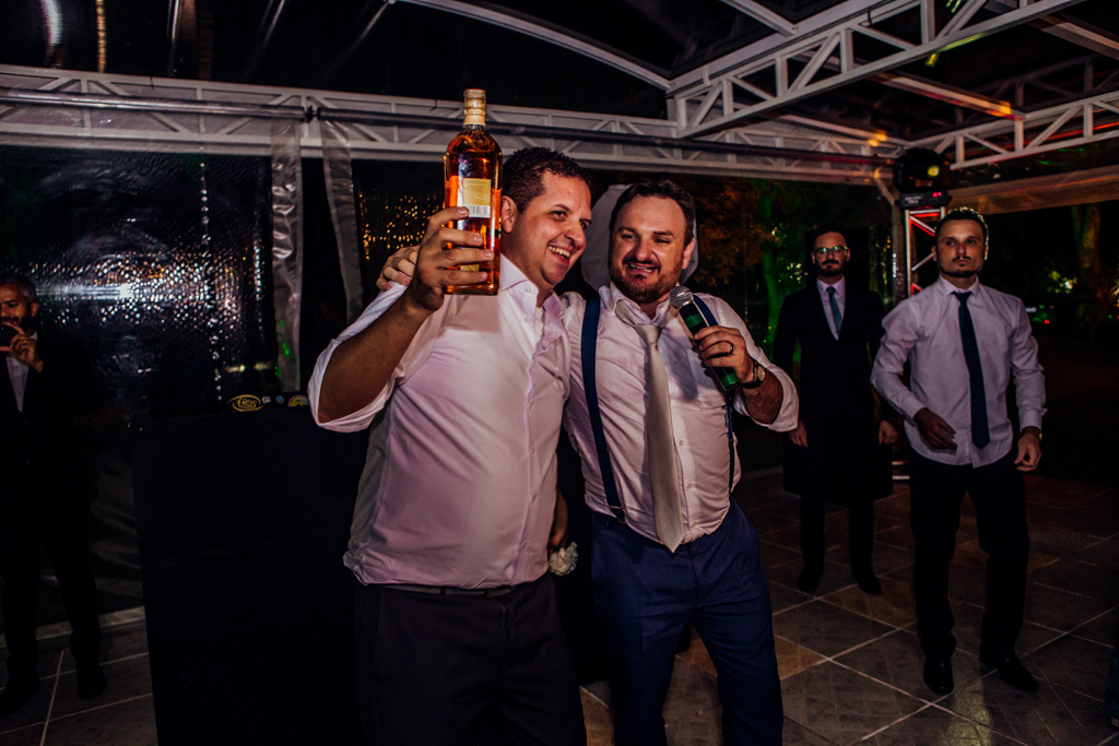fotógrafo de casamento em cachoeirinha e porto alegre fotografia do convidado que pegou o wisky