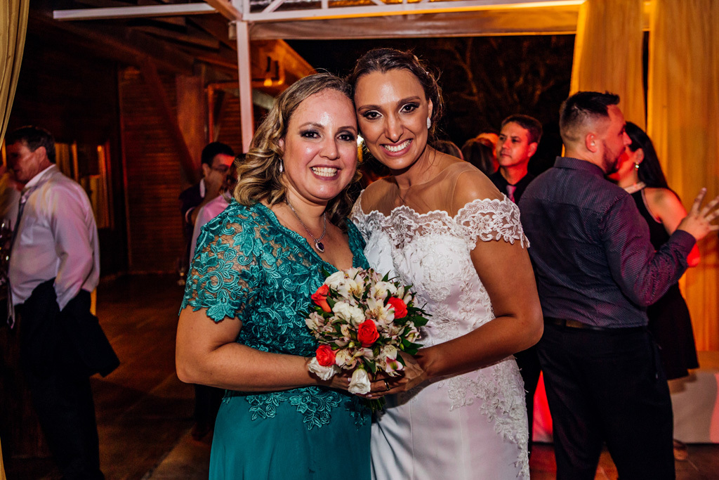 fotógrafo de casamento em cachoeirinha e porto alegre fotografia da convidada que pegou o bouquet e da noiva