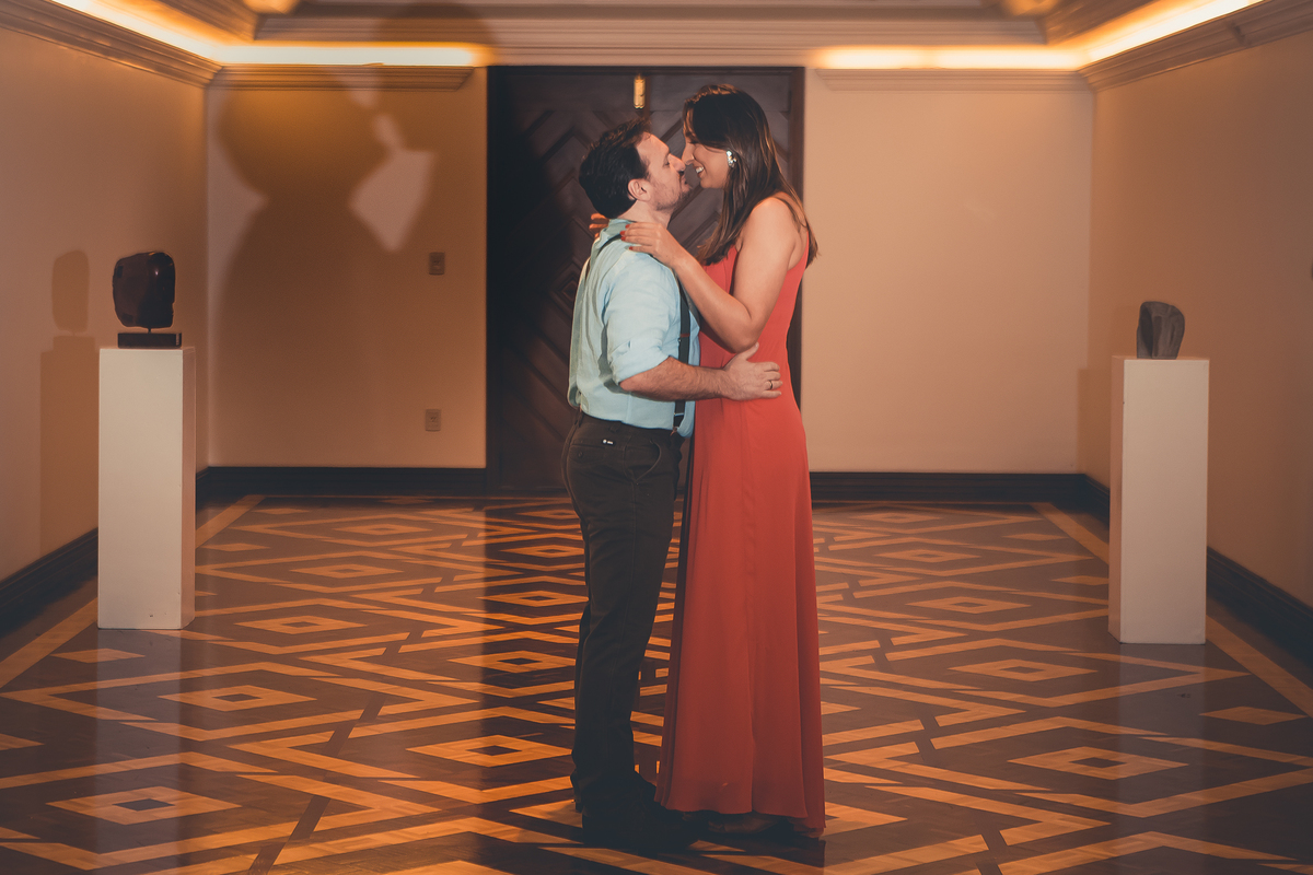 Fotógrafo de casamento de Cachoeirinha fotografia ensaio pré casamento casal se beijando no saguão