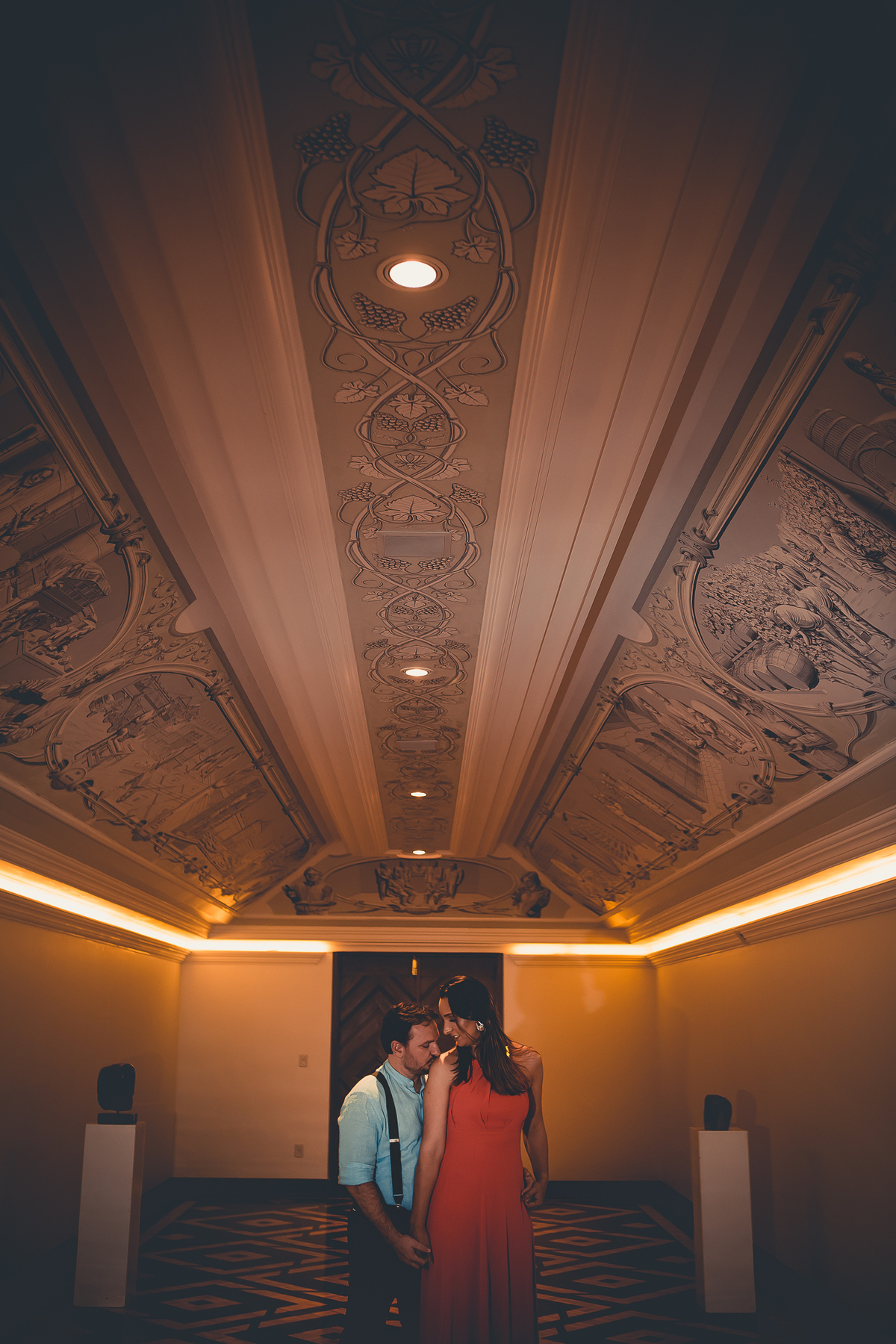 Fotógrafo de casamento de Cachoeirinha fotografia ensaio pré casamento noivo beijando o ombro da noiva