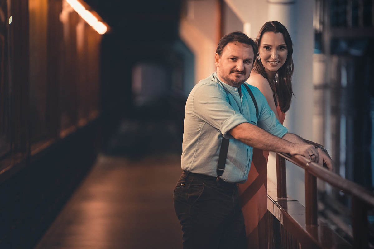 Fotógrafo de casamento de Cachoeirinha fotografia ensaio pré casamento casal apoiado no corrimão