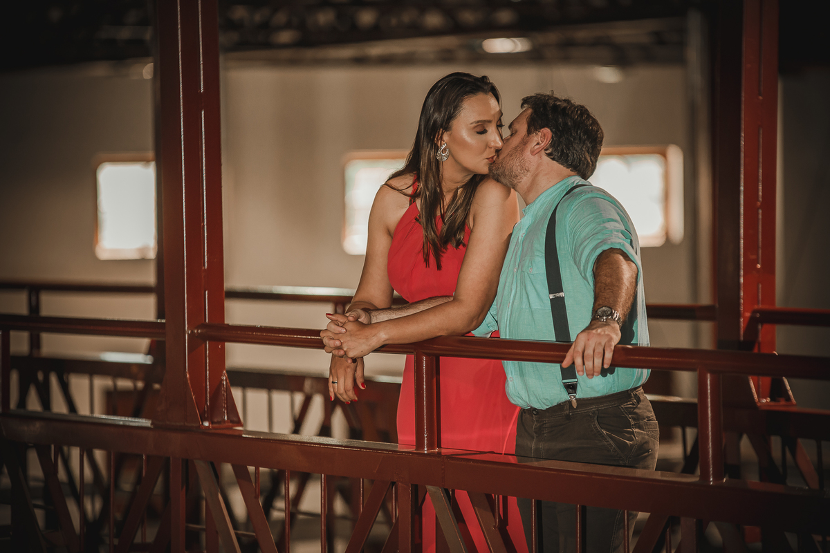 Fotógrafo de casamento de Cachoeirinha fotografia ensaio pré casamento casal se beijando apoiado no corrimão