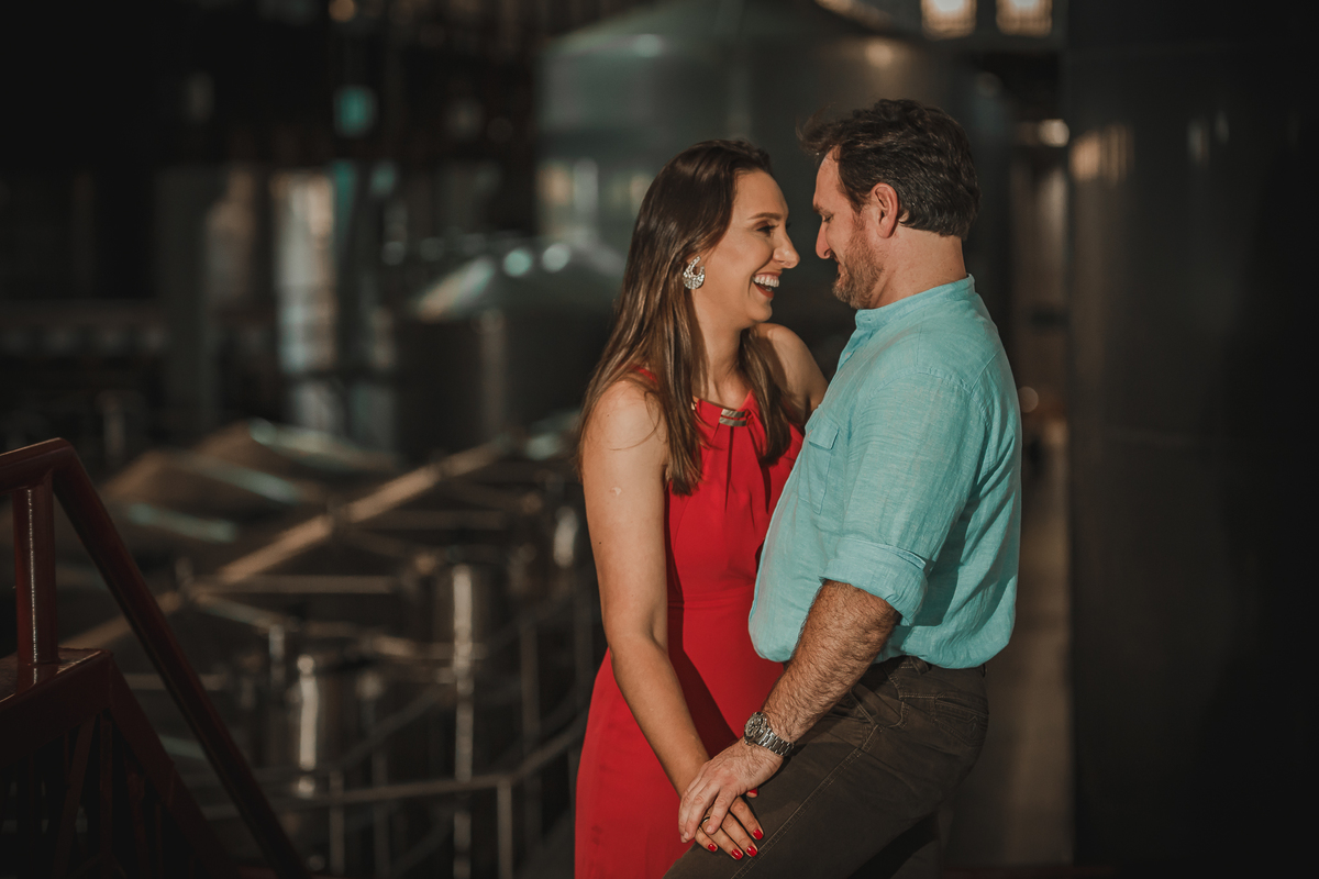 Fotógrafo de casamento de Cachoeirinha fotografia ensaio pré casamento casal de mãos dadas sorrindo um para outro