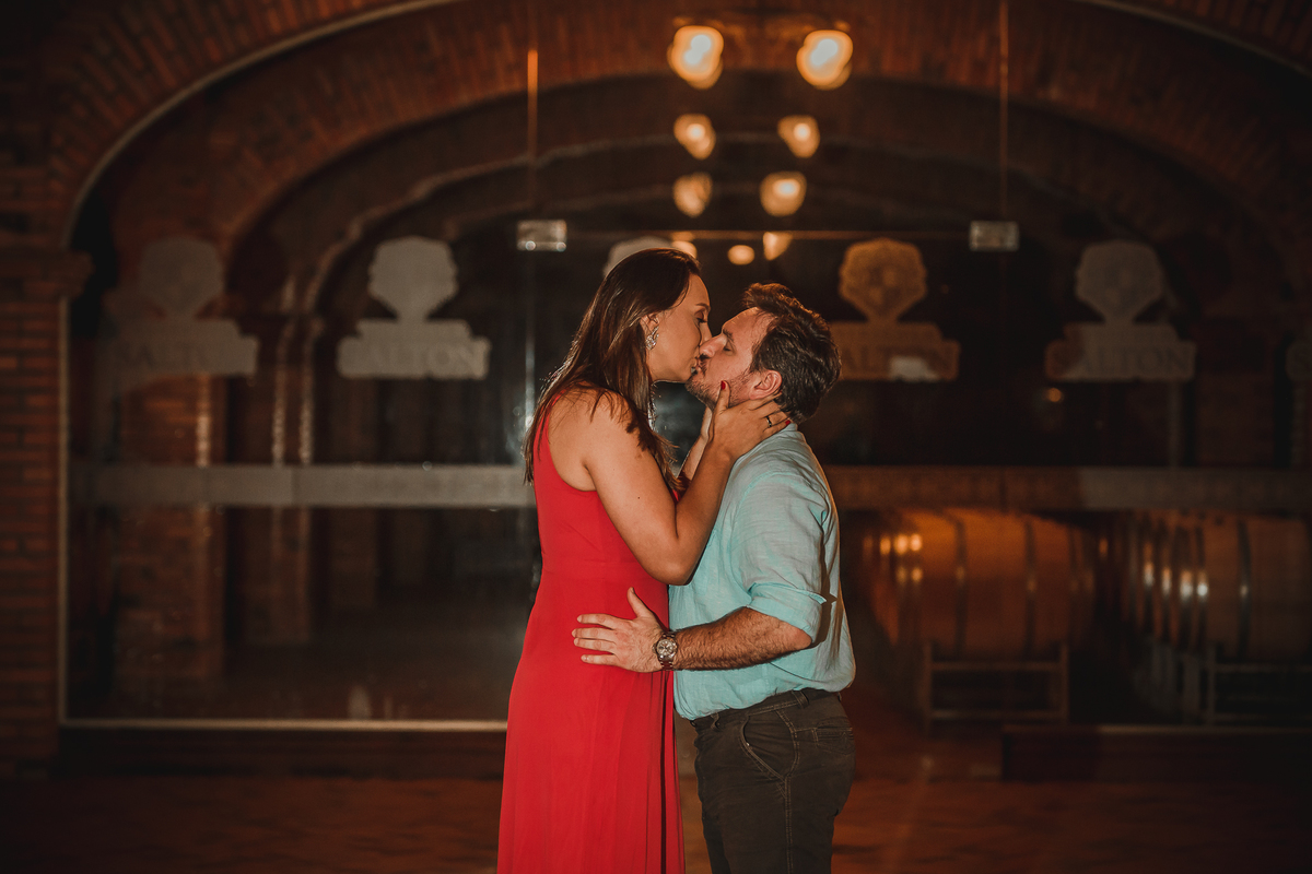 Fotógrafo de casamento de Cachoeirinha fotografia ensaio pré casamento casal se beijando em frente a porta de entrada da vinícola