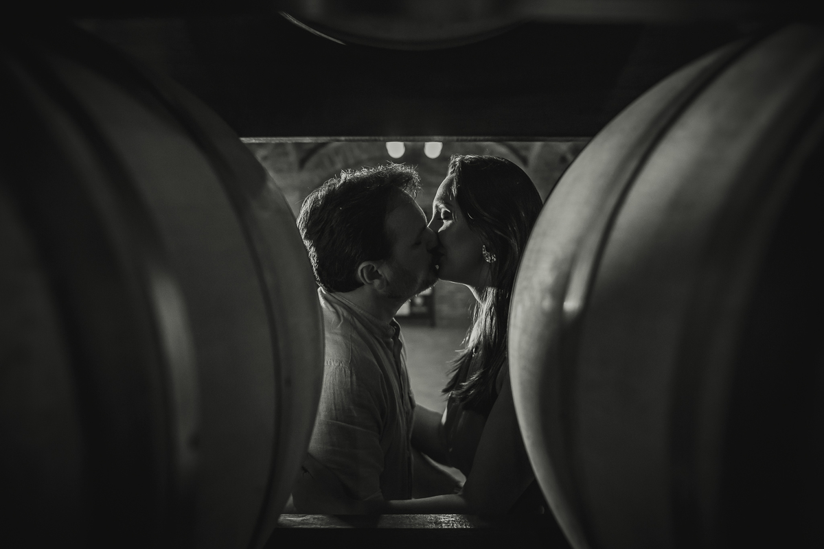 Fotógrafo de casamento de Cachoeirinha fotografia ensaio pré casamento casal se beijando entre barris
