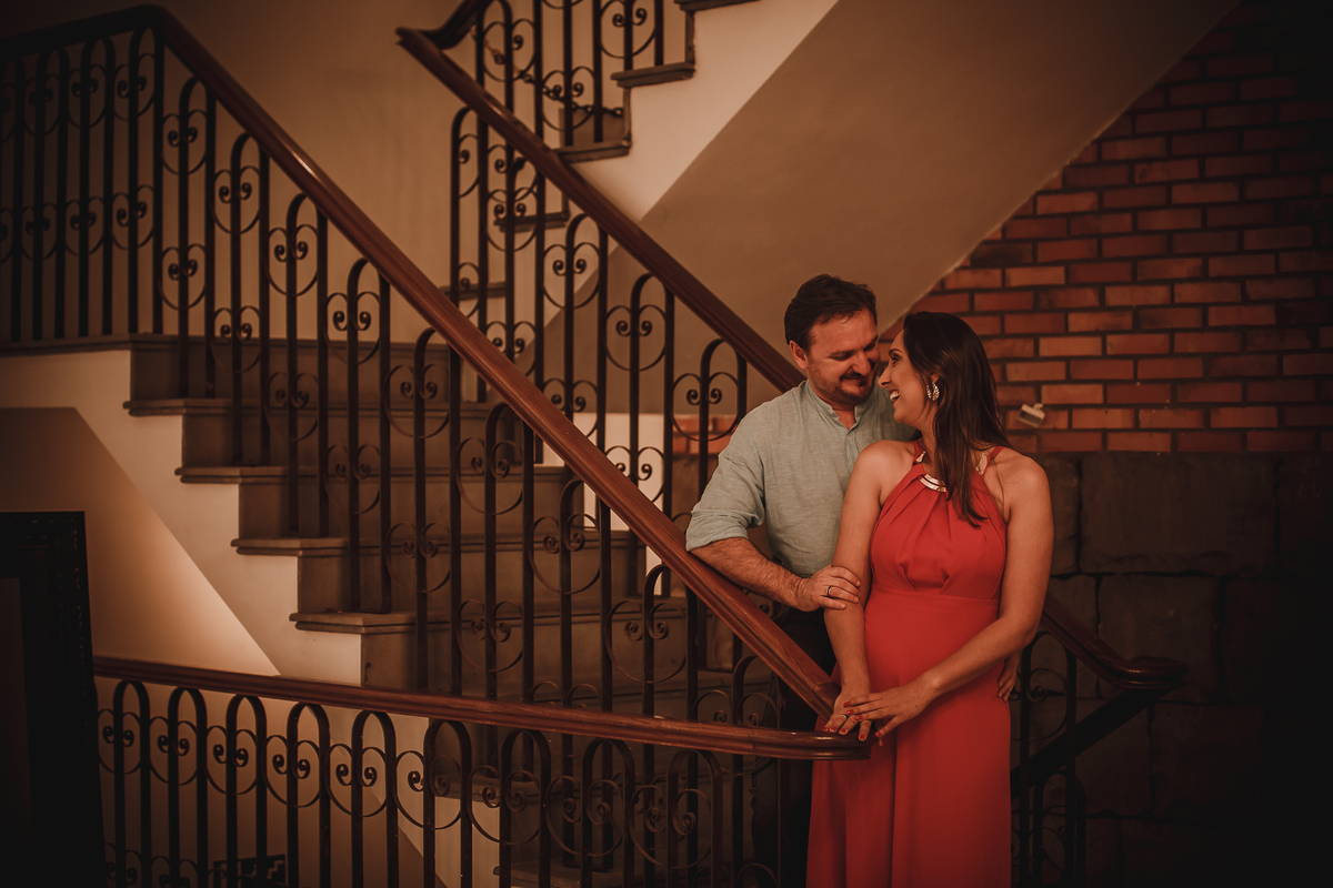 Fotógrafo de casamento de Cachoeirinha fotografia ensaio pré casamento casal se olhando na escada