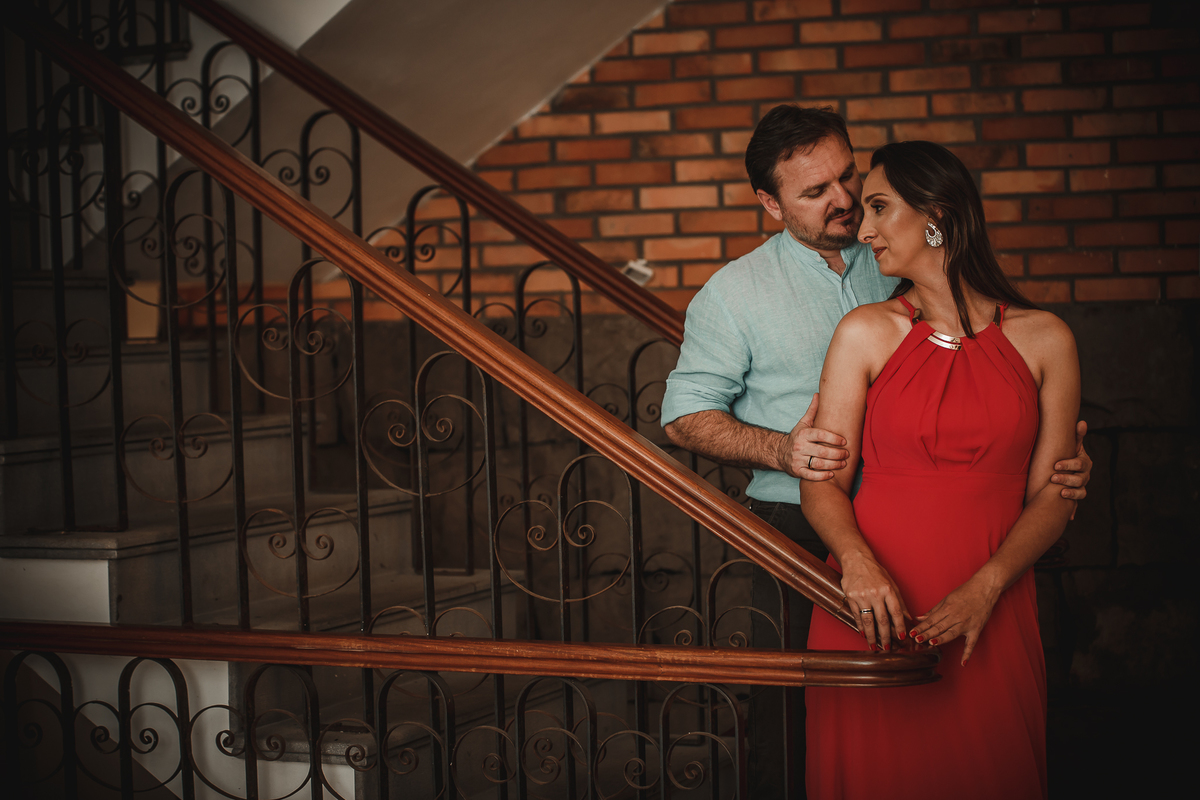 Fotógrafo de casamento de Cachoeirinha fotografia ensaio pré casamento noivo olhando para a noiva na escada