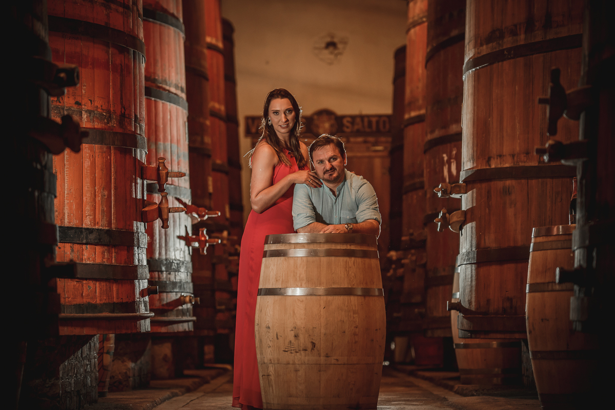 Fotógrafo de casamento de Cachoeirinha fotografia ensaio pré casamento noivo apoiado no barril e noiva de pé atrás