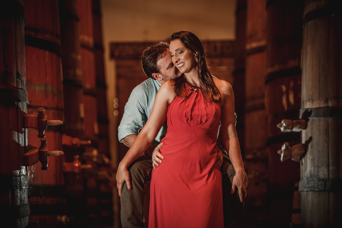 Fotógrafo de casamento de Cachoeirinha fotografia ensaio pré casamento noivo sentado no barril beijando a noiva