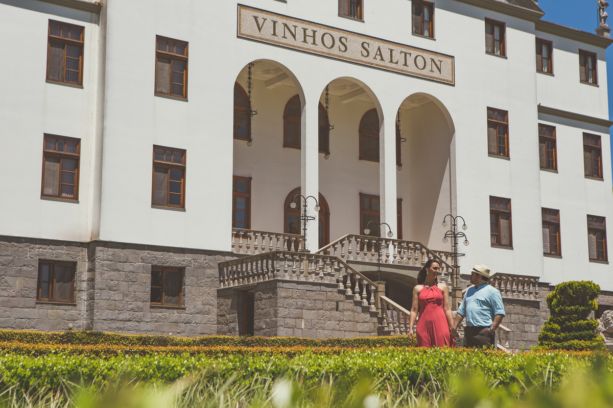Fotógrafo de casamento de Cachoeirinha fotografia ensaio pré casamento casal caminhando em frente à vinícola