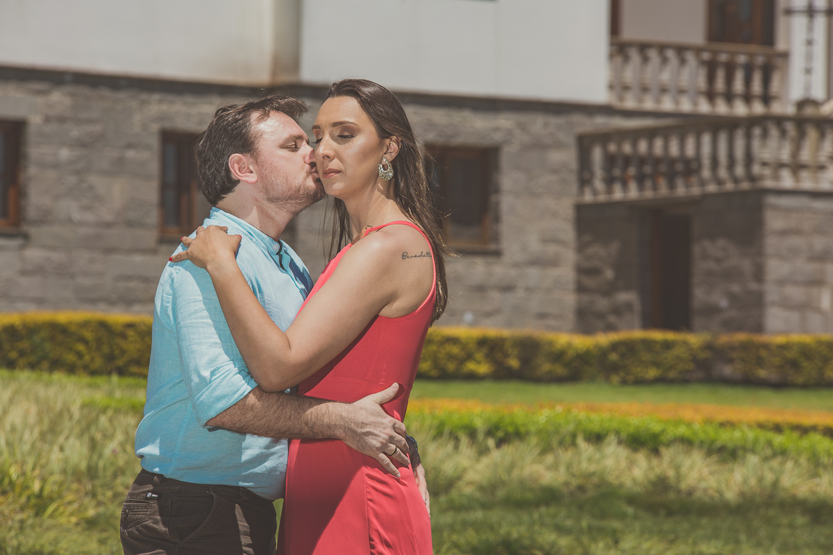 Fotógrafo de casamento de Cachoeirinha fotografia ensaio pré casamento noivo beijando o rosta da noiva