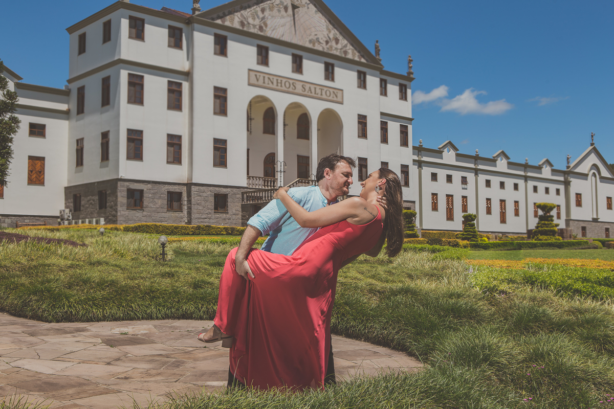 Fotógrafo de casamento de Cachoeirinha fotografia ensaio pré casamento foto posada em frente a vinícola