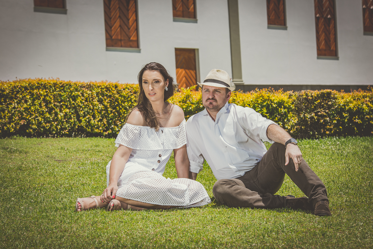 Fotógrafo de casamento de Cachoeirinha fotografia ensaio pré casamento casal sentado no jardim da vinícola