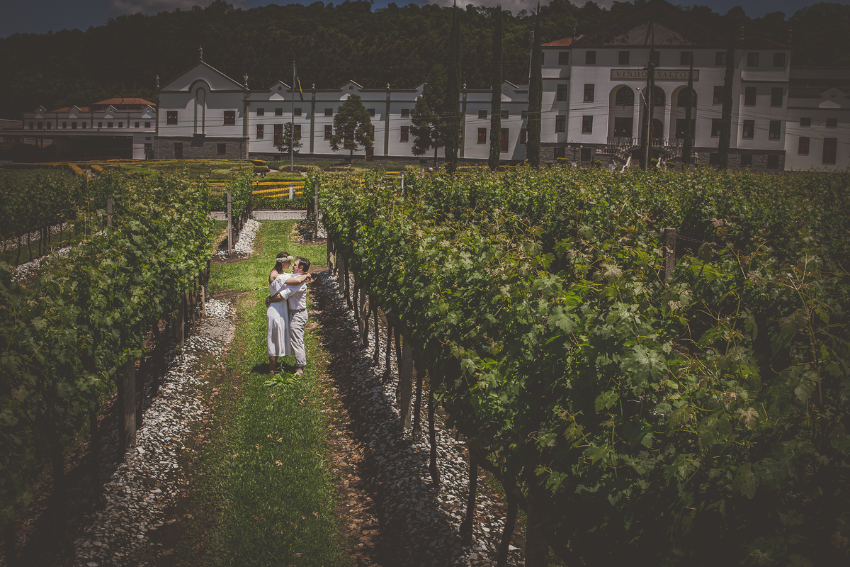 Fotógrafo de casamento de Cachoeirinha fotografia ensaio pré casamento casal entre as parreiras