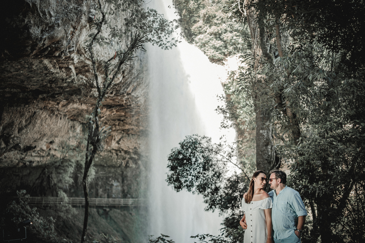 Fotógrafo de casamento de Cachoeirinha fotografia ensaio pré casamento casal se olhando em frente a cachoeira 