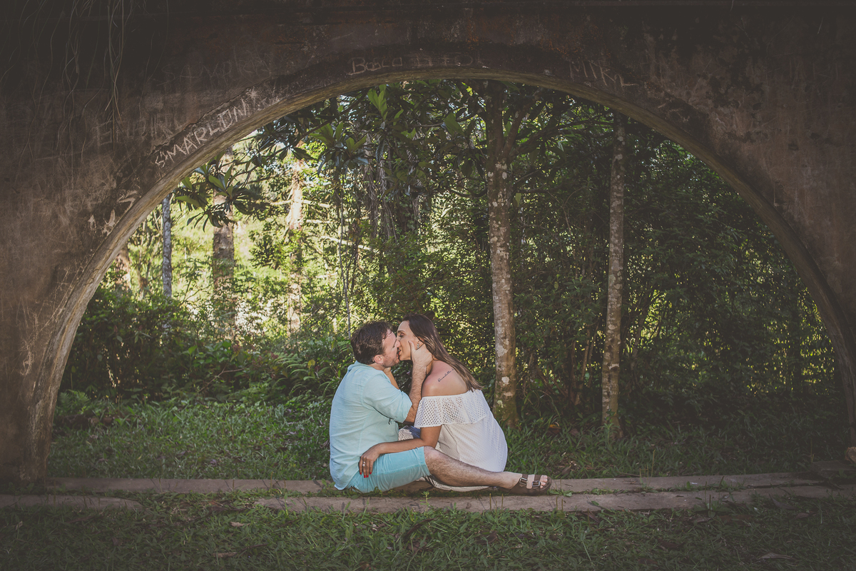 Fotógrafo de casamento de Cachoeirinha fotografia ensaio pré casamento casal sentado se beijando