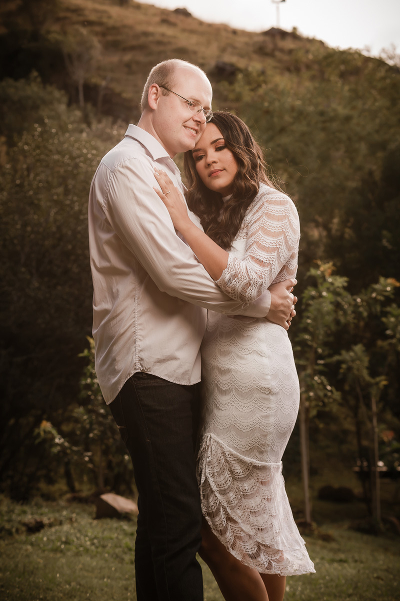 ensaio de casal, ensaio pre casamento, fotografia de casamento, casal abraçado