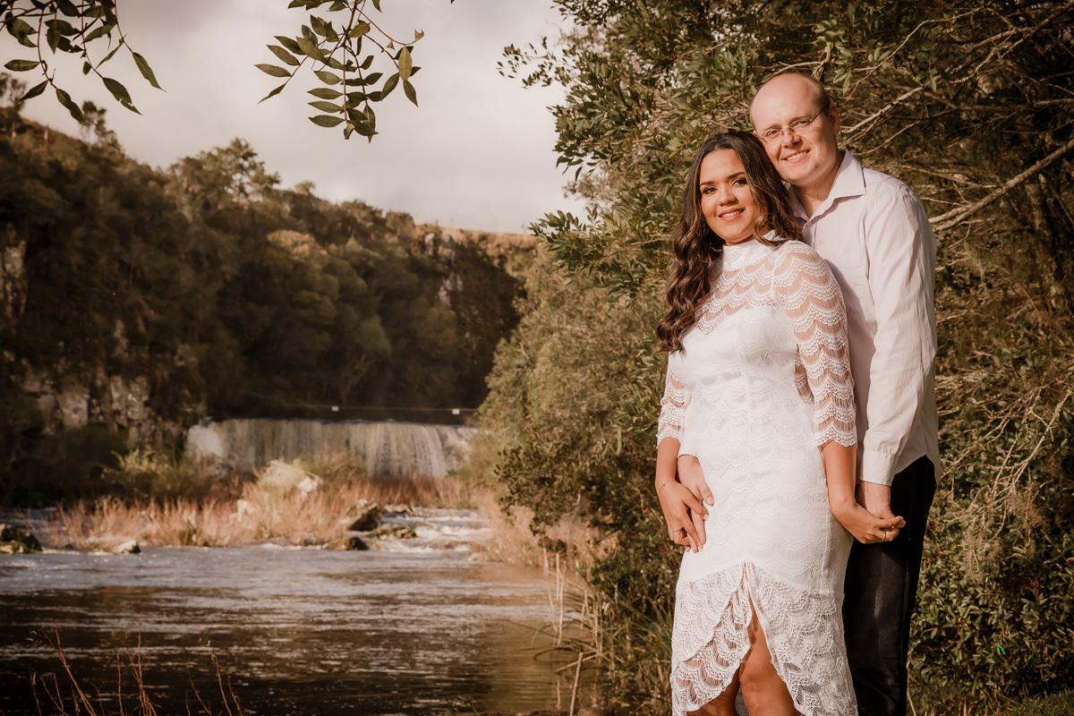 ensaio de casal, ensaio pre casamento, fotografia de casamento, casal em pose com cachoeira ao fundo