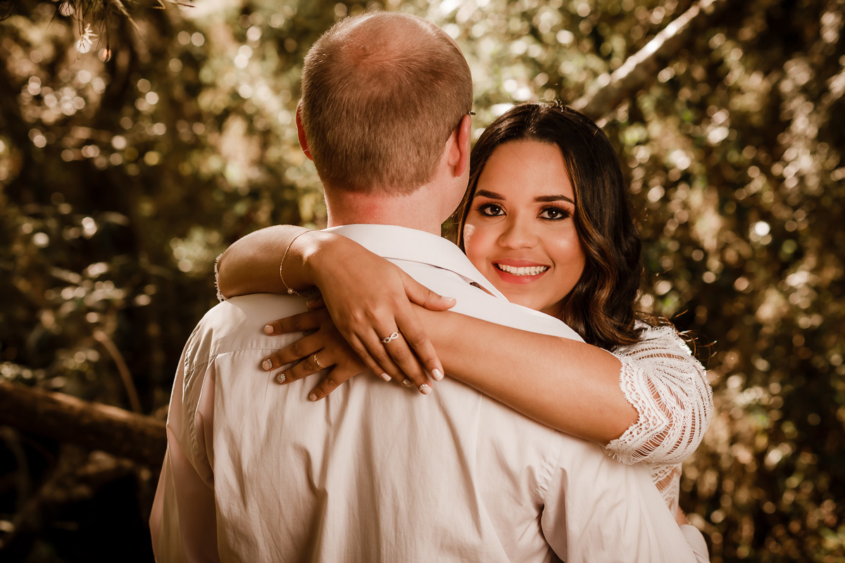 ensaio de casal, ensaio pre casamento, fotografia de casamento, noiva sorrindo abraçado ao noivo
