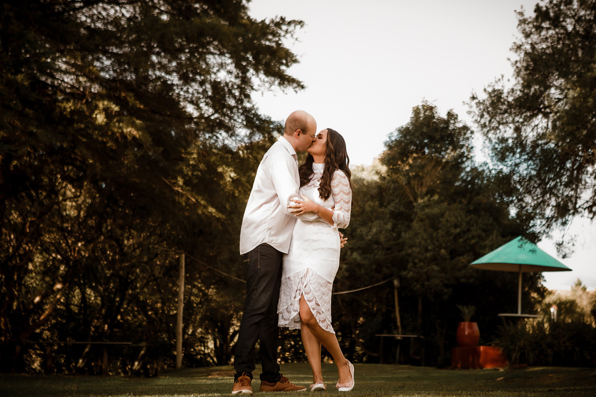 ensaio de casal, ensaio pre casamento, fotografia de casamento, noivos se beijando