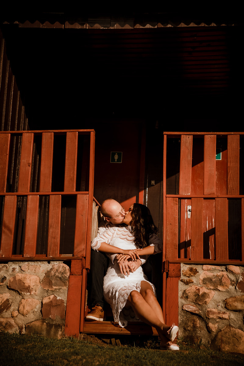 ensaio de casal, ensaio pre casamento, fotografia de casamento, noivos sentado numa varanda se beijando